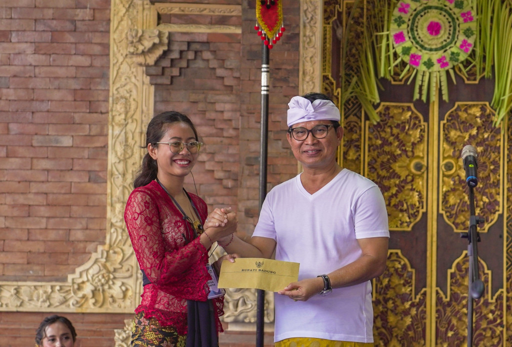 Sekda Adi Arnawa Ikut Tradisi Siat Yeh di Banjar Teba Desa Adat Jimbaran